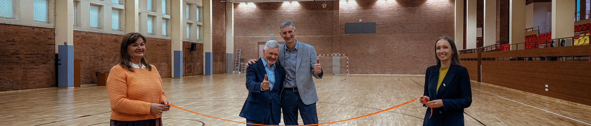 Durpyno daugiafunkcinės sporto salės atidarymo momentas. PNTVC ir Sporto centro direktoriai kerpa...