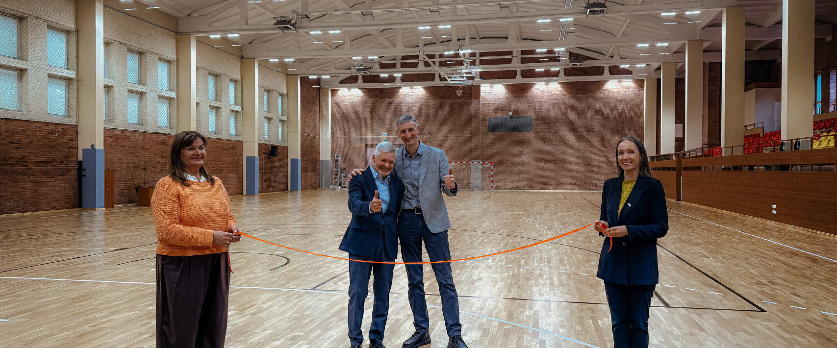 Durpyno daugiafunkcinės sporto salės atidarymo momentas. NTVC ir Sporto centro direktoriai kerpa...