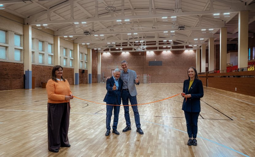 Durpyno daugiafunkcinės sporto salės atidarymo momentas. PNTVC ir Sporto centro direktoriai kerpa raudoną juostelę.